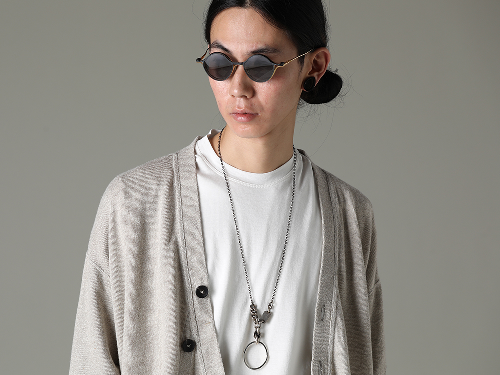 The Viridi-anne / RIGARDS / WERKSTATT:MÜNCHEN - Add a sense of the season with sunglasses and necklaces. - VI-3600-01-Gray-Beige(Linen/Cotton Jersey Cardigan Gray Beige) VI-3611-01-Off-White(Double Layerd Short-Sleeve T-Shirt Off White) RG1022TVA-GOLD+BLACK / BLACK(RIGARDS 10th Anniversary collaboration sunglasses GOLD+BLACK / BLACK) M3940(Necklace Mix + Keyring) - 2-003