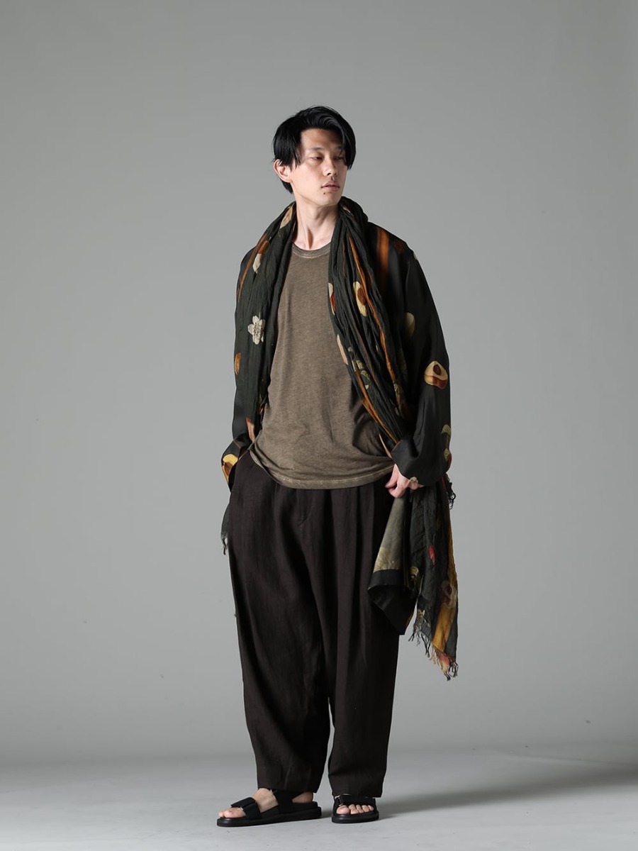 UMA WANG 2023SS A layered style that you put on and take off according to the temperature and the occasion - UM8506-Dark Green CORRY COAT - UA0292 SCARF Fruit Print - UM1552-Tan JOSEPH TOP Tan - 0M2310501 Selvedge Pleated Wide Leg Trousers - US9561-Army-Green Mens Sandal Army Green 1-002