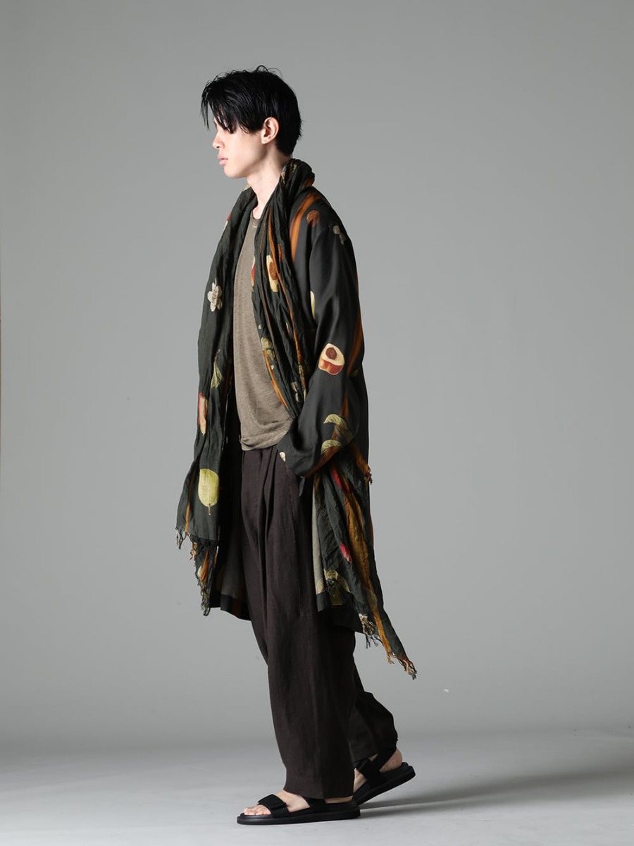 UMA WANG 2023SS A layered style that you put on and take off according to the temperature and the occasion - UM8506-Dark Green CORRY COAT - UA0292 SCARF Fruit Print - UM1552-Tan JOSEPH TOP Tan - 0M2310501 Selvedge Pleated Wide Leg Trousers - US9561-Army-Green Mens Sandal Army Green 1-003