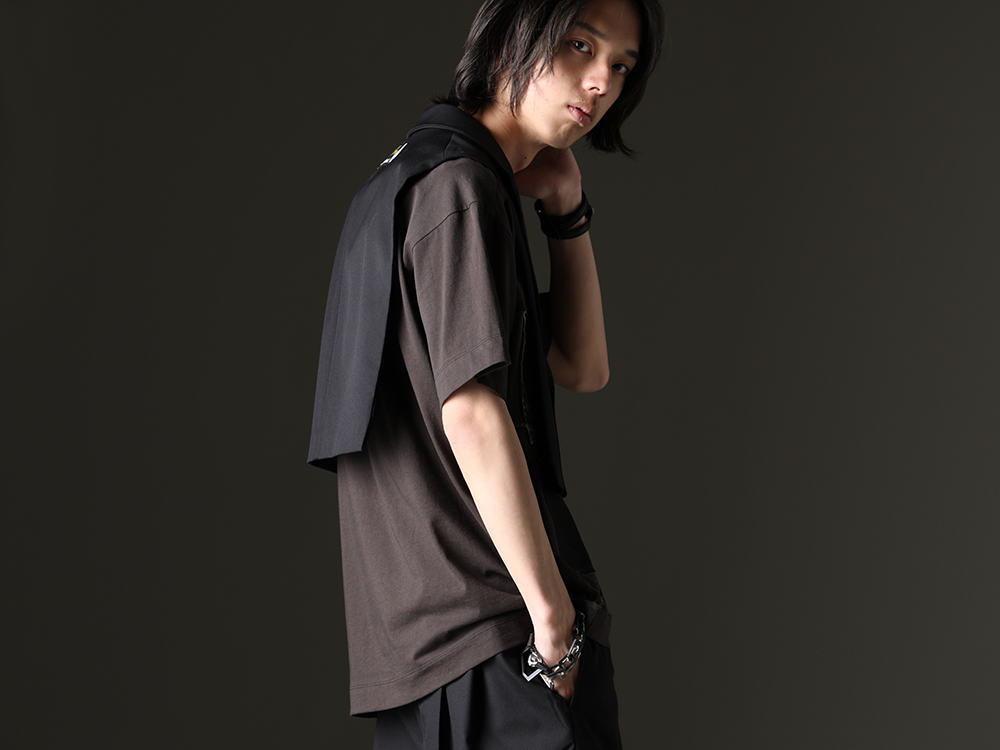 TAKAHIROMIYASHITATheSoloist. / ZIGGY CHEN / JULIUS / WERKSTATT:MÜNCHEN - A unique part item that can be worn on both sides in this season's style. - sj.0015SS23(notched lapel attachment jacket. ) 0M2310208(Contrast Patchwork T-Shirt) 817ACU16-silver(Chain Bracelet Silver) 817ACU16-black(Chain Bracelet Black) 819ACU2-black-silver(Cow Leather Belt Bracelet Black × Silver) - 2-002