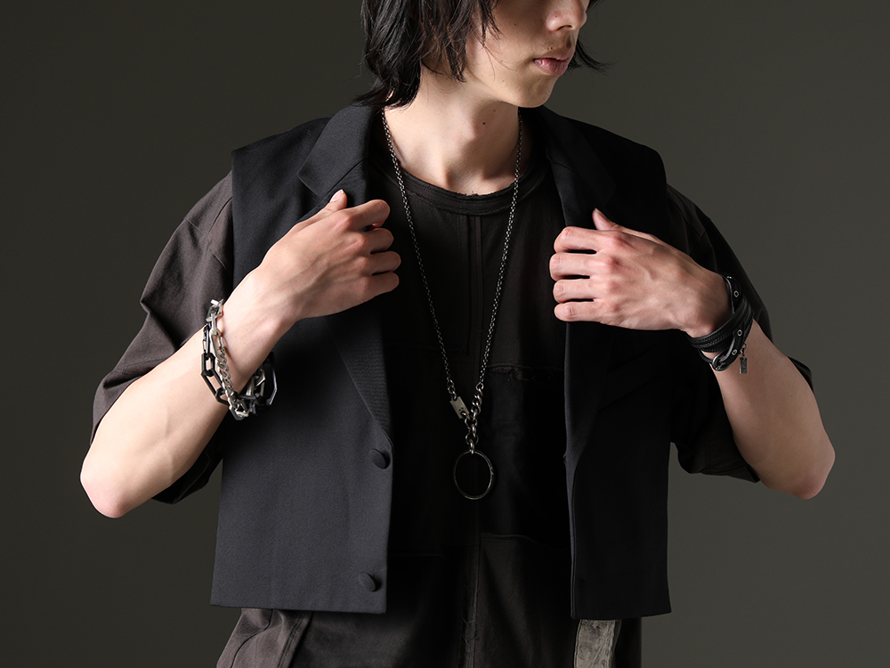 TAKAHIROMIYASHITATheSoloist. / ZIGGY CHEN / JULIUS / WERKSTATT:MÜNCHEN - A unique part item that can be worn on both sides in this season's style. - sj.0015SS23(notched lapel attachment jacket. ) 0M2310208(Contrast Patchwork T-Shirt) M3940(Necklace Mix + Keyring) 817ACU16-silver(Chain Bracelet Silver) 817ACU16-black(Chain Bracelet Black) 819ACU2-black-silver(Cow Leather Belt Bracelet Black × Silver) - 2-008