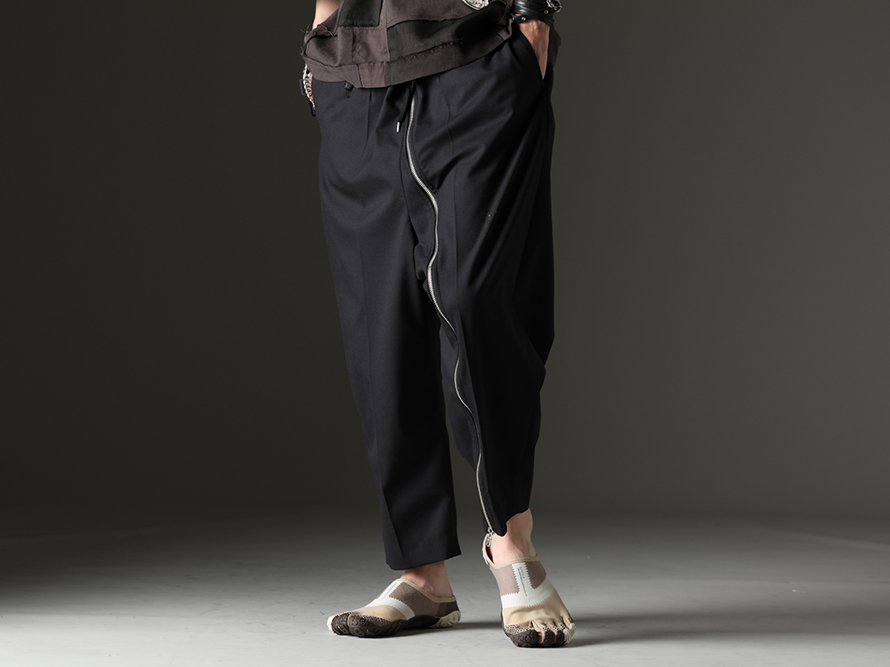 TAKAHIROMIYASHITATheSoloist. - Impressive reverse-designed pants and distinctive shoes - sp.0002bSS23(new reverse cropped baggy zipper pant.(solid)) sf.0008SS23-Beige(nin-sabo-soloist.(fivefinger slip on) Beige) - 3-001