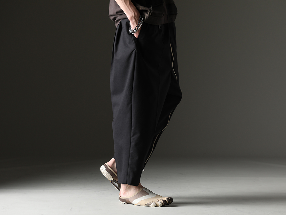 TAKAHIROMIYASHITATheSoloist. - Impressive reverse-designed pants and distinctive shoes - sp.0002bSS23(new reverse cropped baggy zipper pant.(solid)) sf.0008SS23-Beige(nin-sabo-soloist.(fivefinger slip on) Beige) - 3-002