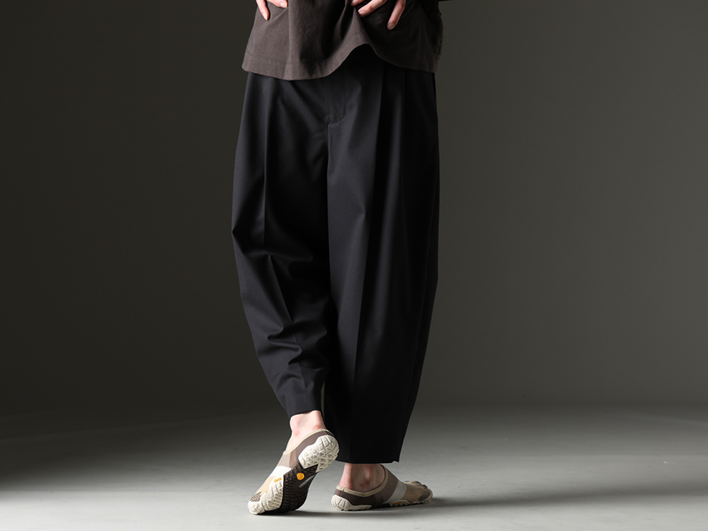 TAKAHIROMIYASHITATheSoloist. - Impressive reverse-designed pants and distinctive shoes - sp.0002bSS23(new reverse cropped baggy zipper pant.(solid)) sf.0008SS23-Beige(nin-sabo-soloist.(fivefinger slip on) Beige) - 3-003