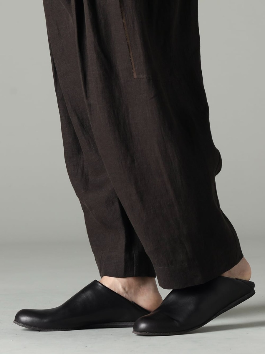 NOUSAN 2023SS The delicate texture of linen broken twill and the distinctive design of elegant leather babouches make for an attractive outfit. - 0M2310501 Selvedge Pleated Wide Leg Trousers - 81111-5PO04 JAN JAN VAN ESSCHE X PETROSOLAUM Babouche 3-008