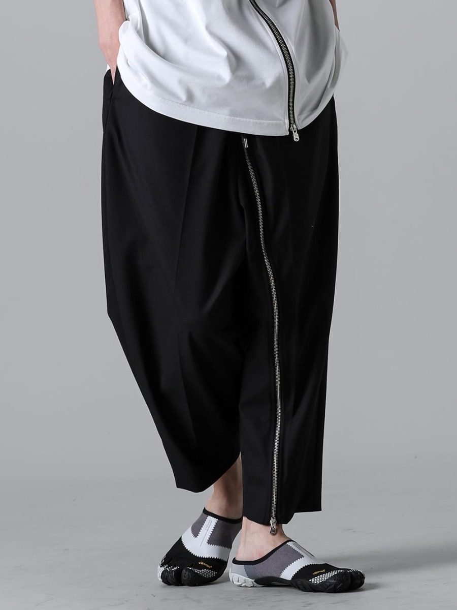 TAKAHIROMIYASHITATheSoloist. 2023SS These baggy cropped pants have unique reverse design with swapped front and back! sp.0002bSS23 - new reverse cropped baggy zipper pant.(solid) - sf.0008SS23-Black - nin-sabo-soloist.(fivefinger slip on) Black 3-001