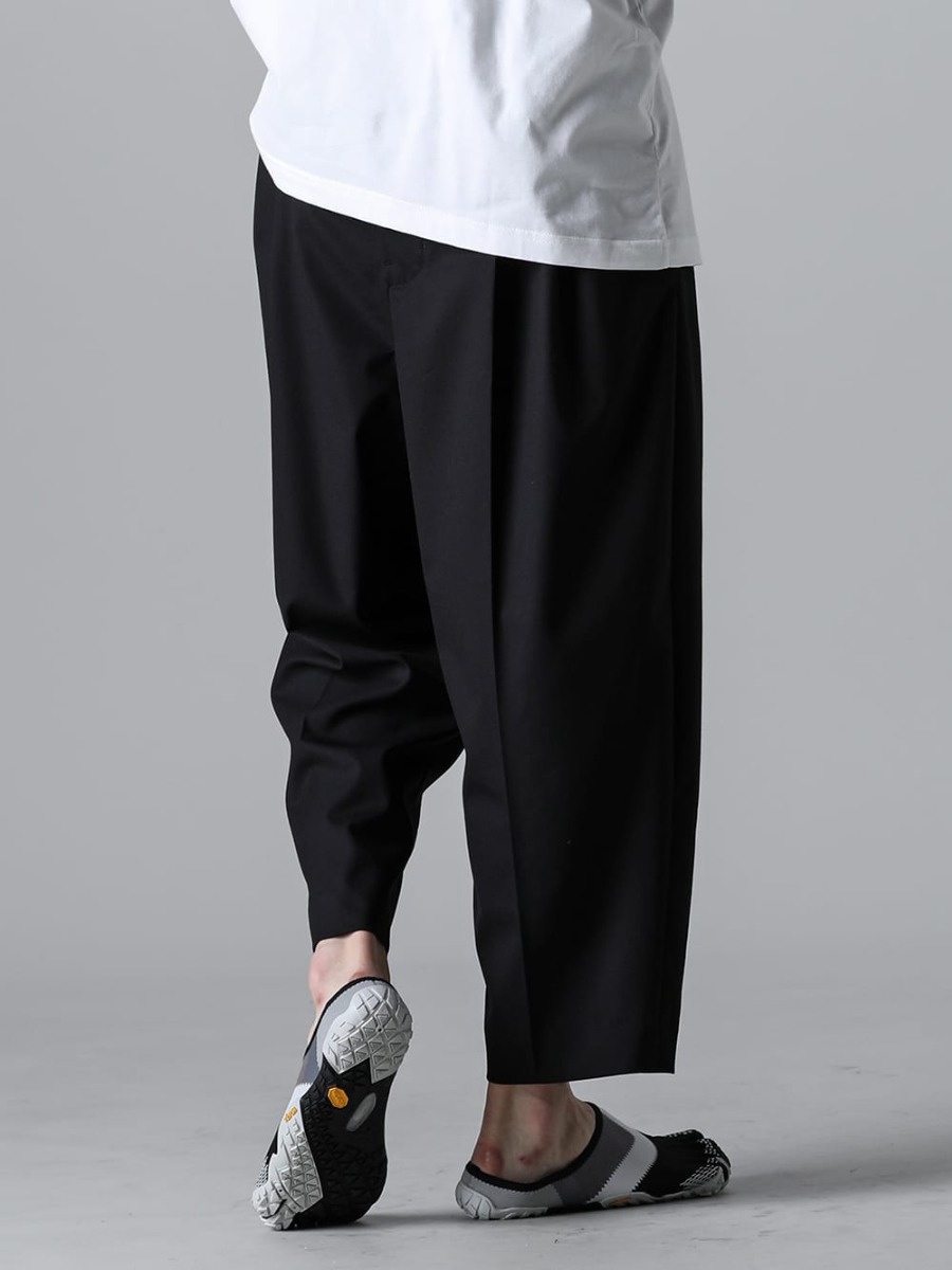 TAKAHIROMIYASHITATheSoloist. 2023SS These baggy cropped pants have unique reverse design with swapped front and back! - sp.0002bSS23 - new reverse cropped baggy zipper pant.(solid) - sf.0008SS23-Black - nin-sabo-soloist.(fivefinger slip on) Black 3-002