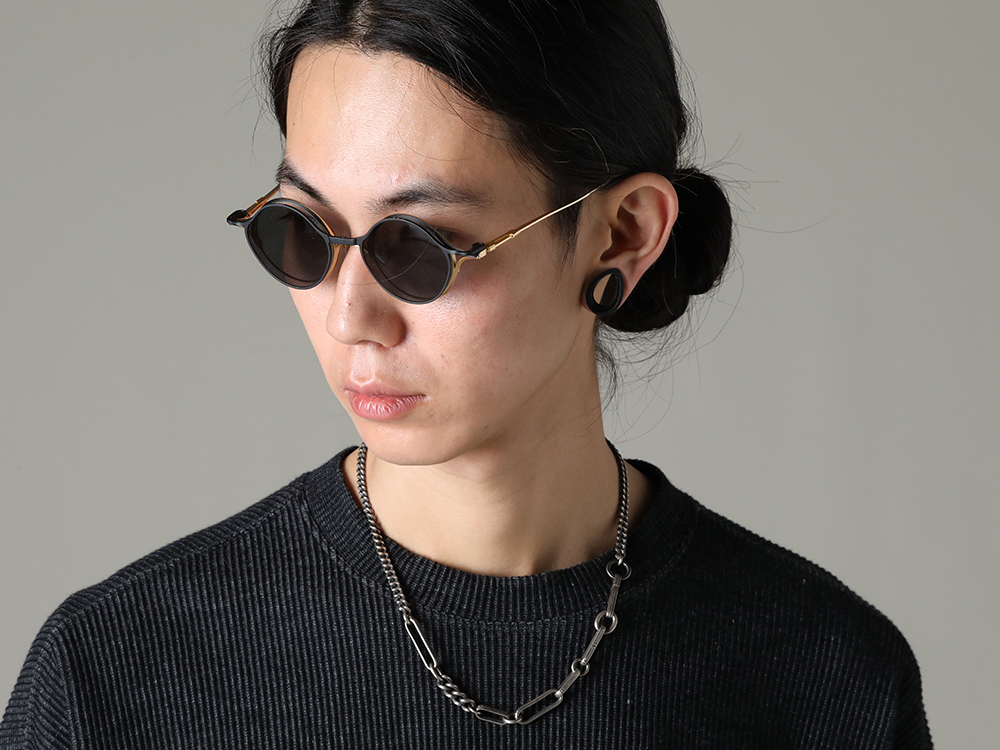 The Viridi-anne / RIGARDS / WERKSTATT:MÜNCHEN - Jewelry shines on simple clothing items - VI-3593-01(Stripe Knit T-Shirt) RG1022TVA-GOLD+BLACK / BLACK(RIGARDS 10th Anniversary collaboration sunglasses GOLD+BLACK / BLACK) M3961(CHOKER TRACE LINKS) - 2-009