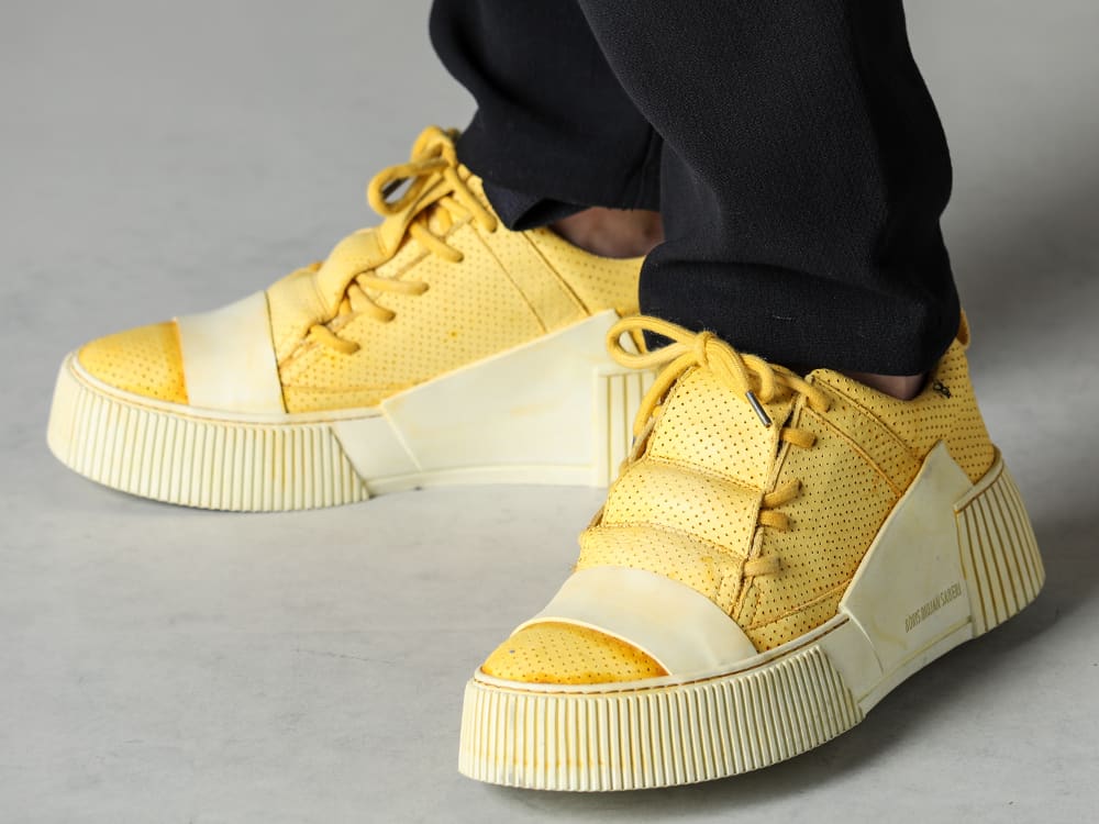 ACRONYM-アクロニウム 23SS(春夏) 綺麗めファブリックながらアクティブなシーンに対応できるヘムバンド内蔵パンツ - P3-F1602B-P3 F1602B - BAMBA2.1-PERFORATED-LEATHER-WHITE-SOLE-バンバ2.1 パーフォレイティド レザー / ホワイトソール 3-003