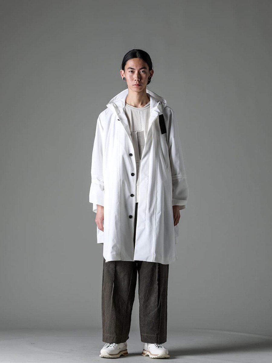 Norwegian Rain-ノルウェージャンレイン 23SS(春夏) スタイリング - Raincho 白 Tシャツのパッチワークデザインに色味を合わせたグレースケールスタイル - Raincho-Unisex-SuperLightweight-White-レインチョ ユニセックス スーパー ライトウェイト ホワイト - 0M2310210-コントラスト パッチワークTシャツ - 0M2310516-アシンメトリカル パネル トラウザーズ - Lugged-Runner-FEIT ラガード ランナー 1-001