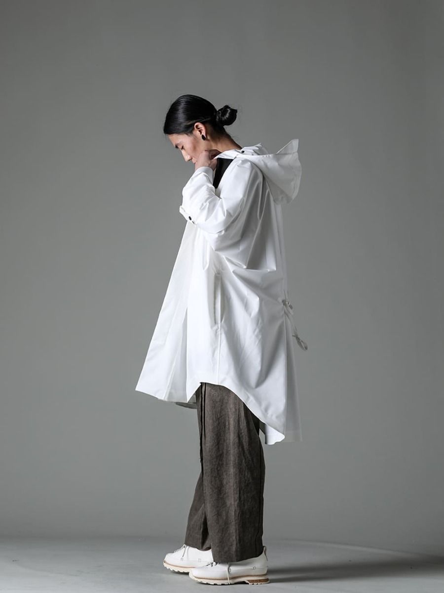 Norwegian Rain-ノルウェージャンレイン 23SS(春夏) スタイリング Tシャツのパッチワークデザインに色味を合わせたグレースケールスタイル - Raincho-Unisex-SuperLightweight-White-レインチョ ユニセックス スーパー ライトウェイト ホワイト - 0M2310210-コントラスト パッチワークTシャツ - 0M2310516-アシンメトリカル パネル トラウザーズ - Lugged-Runner-FEIT ラガード ランナー 1-002