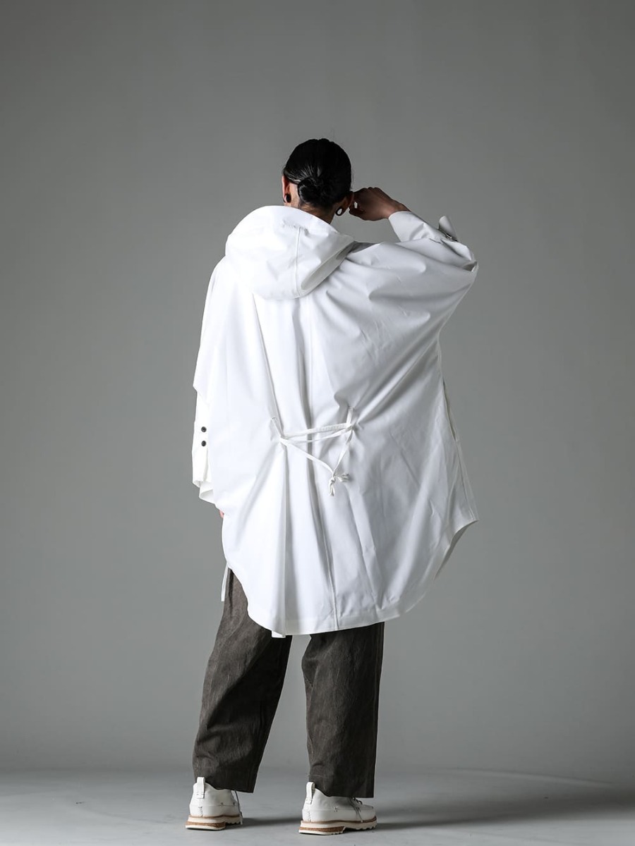 Norwegian Rain-ノルウェージャンレイン 23SS(春夏) スタイリング Tシャツのパッチワークデザインに色味を合わせたグレースケールスタイル - Raincho-Unisex-SuperLightweight-White-レインチョ ユニセックス スーパー ライトウェイト ホワイト - 0M2310210-コントラスト パッチワークTシャツ - 0M2310516-アシンメトリカル パネル トラウザーズ - Lugged-Runner-FEIT ラガード ランナー 1-003