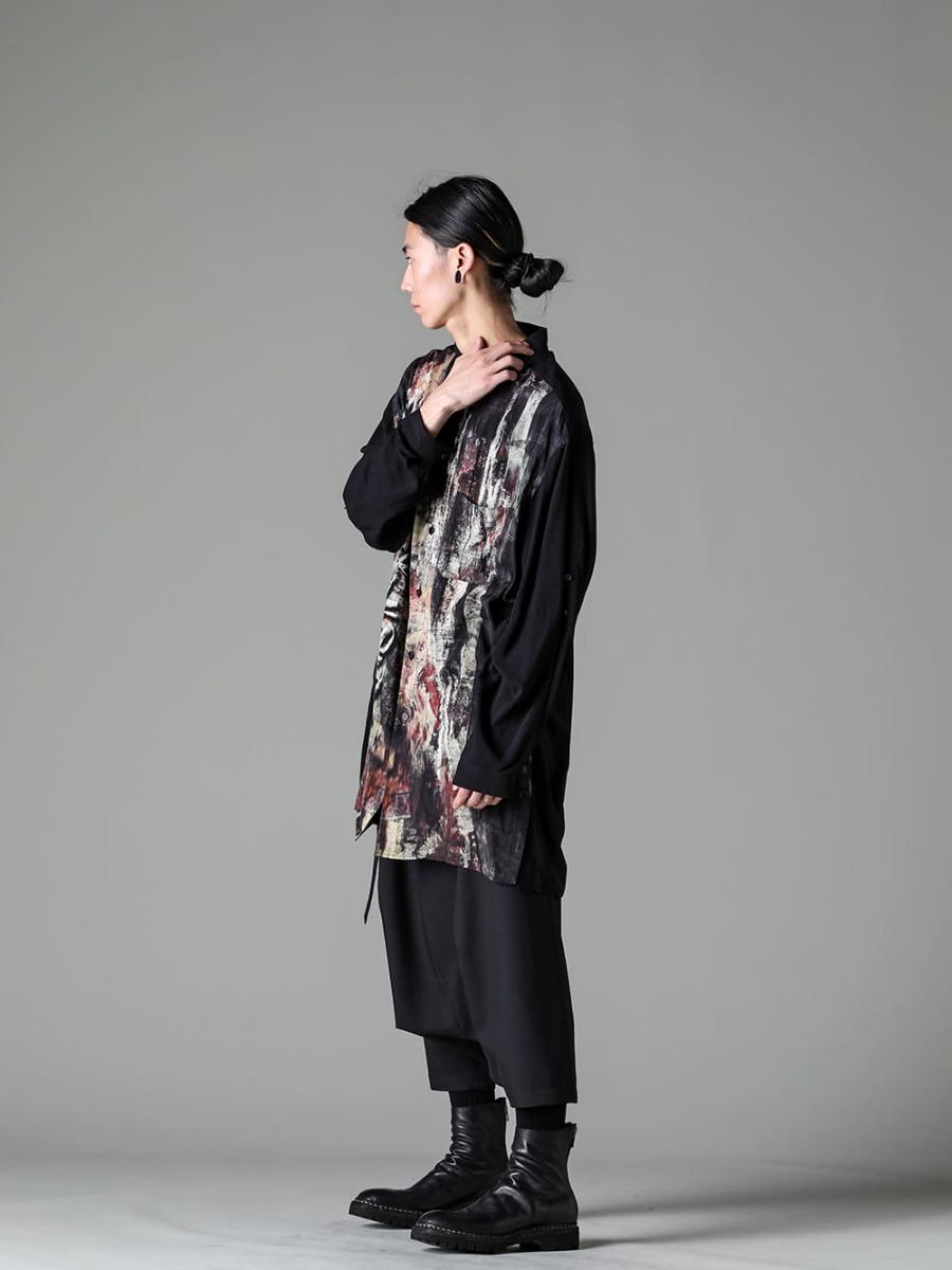 Yohji Yamamoto 23SS (Spring/Summer) Styling A unique style that backs the current fashion scene - HZ-B86-830 - Side slit blouse with different charcoal pattern sleeve belt - GI-P02-100 - Front tuck sarouel pants -796V_N-BLKT - Back zip boot rubber sole norwegian process  - Horse full grain leather - 796V_NBLKT 1-002