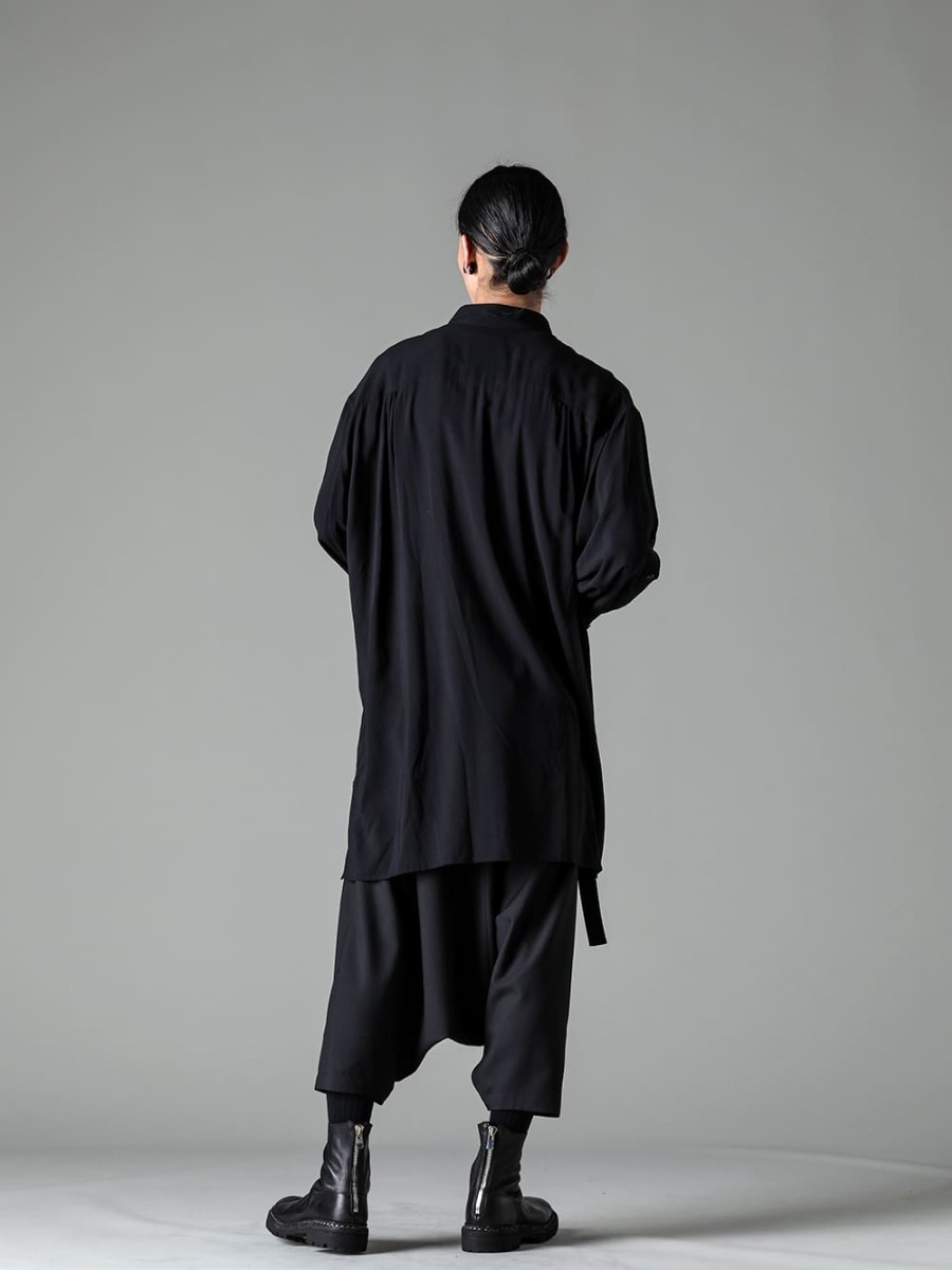 Yohji Yamamoto 23SS (Spring/Summer) Styling A unique style that backs the current fashion scene - HZ-B86-830 - Side slit blouse with different charcoal pattern sleeve belt - GI-P02-100 - Front tuck sarouel pants -79 V_N-BLKT - Back zip boot rubber sole norwegian process  - Horse full grain leather -79V_N BLKT 1-004
