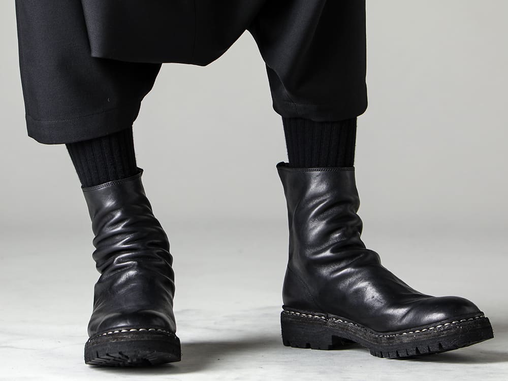 Yohji Yamamoto 23SS (Spring/Summer) Ankle length back zip boots that pair perfectly with half-length pants - GI-P02-100 - Front tuck sarouel pants -796V_N-BLKT - Back zip boot rubber sole norwegian process  - Horse full grain leather - 796V_N BLKT 3-003