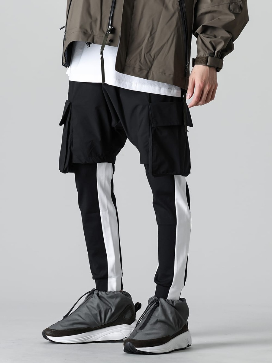 RIPVANWINKLE 2023SS These bush shorts feature large side pockets. Line Jersey with distinctive sidelines can be layered with shorts. RW-538-Black - Bush Shorts Black - RW-535 - Line Jersey - RW-416 Khaki - Moc Trainer Khaki 3-001