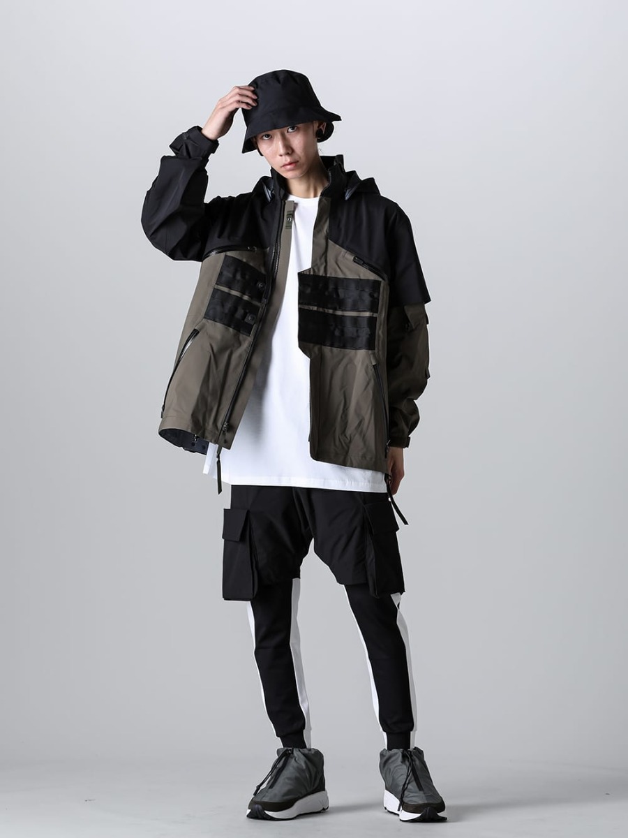 RIPVANWINKLE 2023SS Line Jersey with distinctive sidelines can be layered with shorts. - J1WTS-GT-Raf Green-Black - Tex-Sys Jacket Raf Green / Black - S25-PR-C-White - Sleeveless T-shirt White - RW-538-Black - Bush Shorts Black - RW-535 - Line Jersey - RW-416 Khaki - Moc Trainer Khaki - FC3-WS - Field Cover Hat 4-001