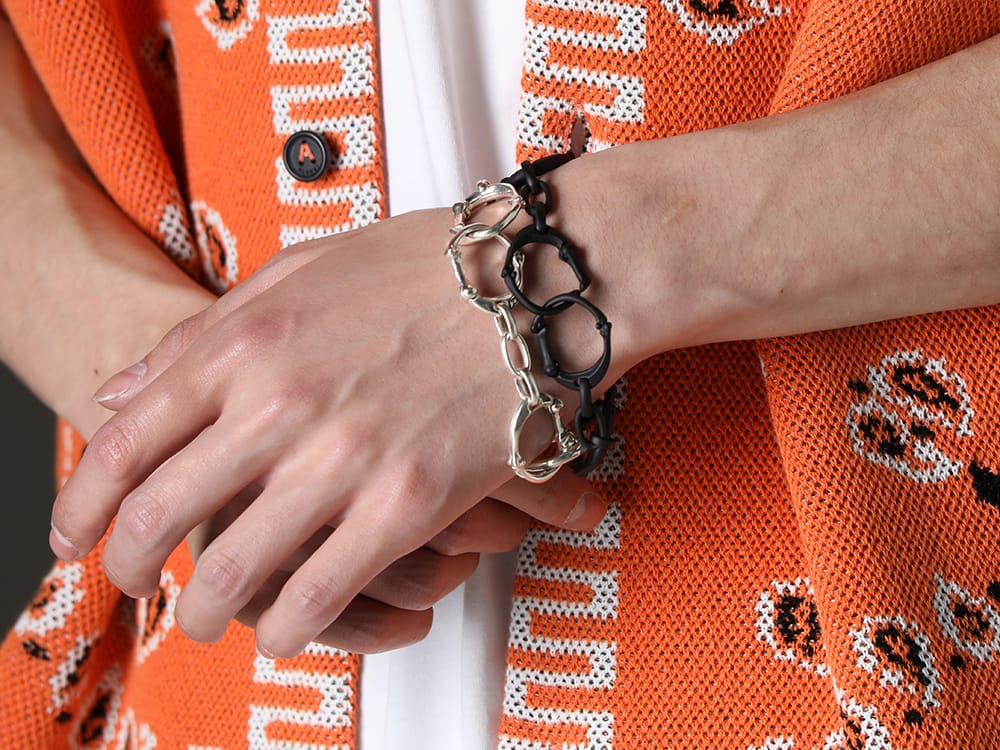 タカヒロミヤシタザソロイスト. 2023SS - 夏のスタイリングに最適な一着。 - sa.0036SS23-Black(ボーンシェイプドカラビナブレスレット-S- ブラック) sa.0036SS23-Silver(ボーンシェイプド カラビナ ブレスレット/S/シルバー) - 2-011