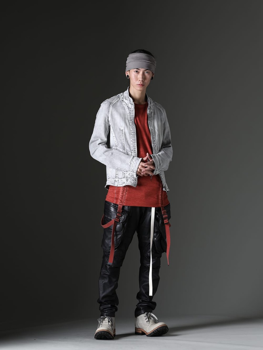 Julius / D.Hygen 2023SS Styling - The brand's unique pattern and seam make it a standout piece.- Red-colored style with a mild impression with a hair band - 819BLM2-PL(10.5oz Stretch Denim Washed Seamed Jacket) ST101-0823S-Brick(30/- Soft Cotton Jersey Cold Dye Belt Adjustable T-Shirt Brick) 819ACU3-gray(Cotton/Cupro Jersey Hair Band Gray) 819ACU2-black-silver(Cow Leather Belt Bracelet Black × Silver) 819PAM4(Lamb Leather Gas Mask Skinny Pants) 807ACU1-Off-White(Cow Skin / Nylon Tape Belt Off White) ST109-0122S-Dusty-White(Horse Leathe Sneaker Derbyy Shoes Dusty White
) - 1-001