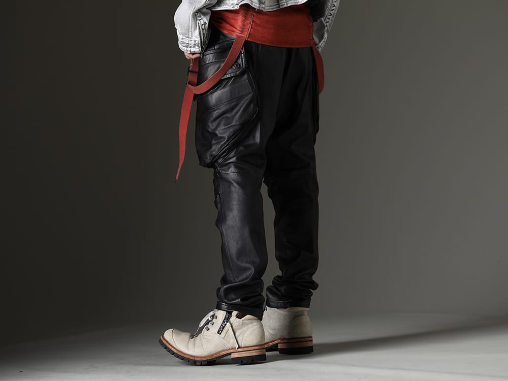Julius / D.Hygen 2023SS The popular gas mask cargo pants made of lamb leather - 819PAM4(Lamb Leather Gas Mask Skinny Pants) 807ACU1-Off-White(Cow Skin / Nylon Tape Belt Off White) ST109-0122S-Dusty-White(Horse Leathe Sneaker Derbyy Shoes Dusty White
) - 3-003