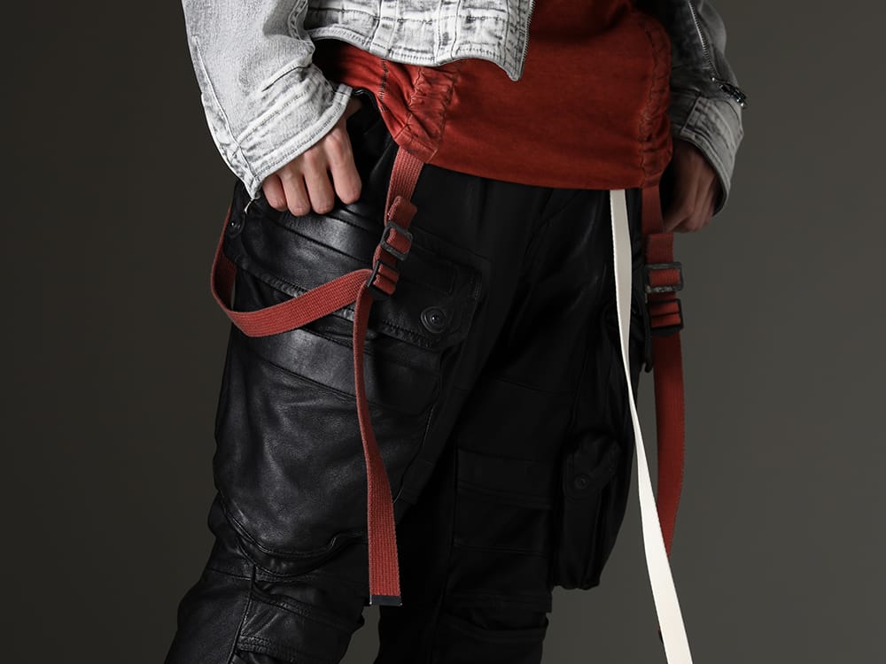 Julius 2023SS The popular gas mask cargo pants made of lamb leather - 819PAM4(Lamb Leather Gas Mask Skinny Pants) 807ACU1-Off-White(Cow Skin / Nylon Tape Belt Off White) - 3-004