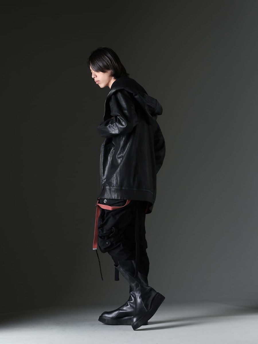 JULIUS / D .HYGEN 2023SS - Mode style with beautiful contrast of red and black - 819CUM1-C(Front Zip Coating Sweat Hoodie) ST101-0823S-Brick(30/- Soft Cotton Jersey Cold Dye Belt Adjustable T-Shirt Brick) 818PAM15-BK(The R Limited 10.5oz Stretch Denim Gas Mask Cargo Pants) 817FWM2(Cow Leather Urban Long Boots) 819ACU1-black(Cow Leather Zipper Belt Black) - 1-002