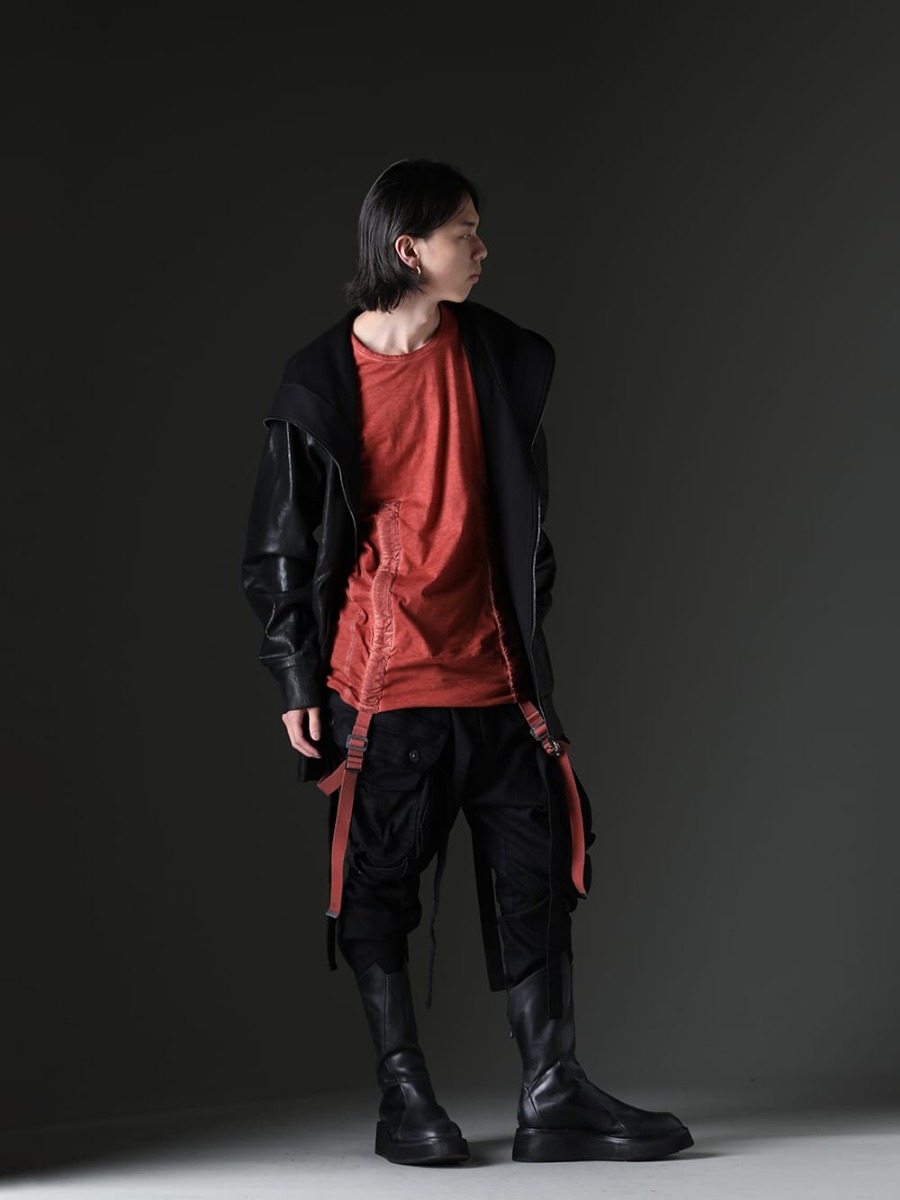 JULIUS / D .HYGEN 2023SS - Mode style with beautiful contrast of red and black - 819CUM1-C(Front Zip Coating Sweat Hoodie) ST101-0823S-Brick(30/- Soft Cotton Jersey Cold Dye Belt Adjustable T-Shirt Brick) 818PAM15-BK(The R Limited 10.5oz Stretch Denim Gas Mask Cargo Pants) 817FWM2(Cow Leather Urban Long Boots) 819ACU1-black(Cow Leather Zipper Belt Black) - 1-003