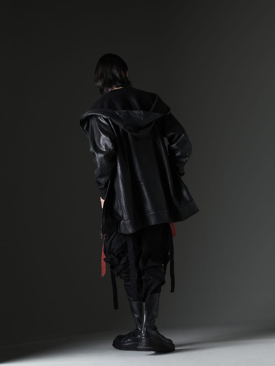 JULIUS / D .HYGEN 2023SS - Mode style with beautiful contrast of red and black - 819CUM1-C(Front Zip Coating Sweat Hoodie) ST101-0823S-Brick(30/- Soft Cotton Jersey Cold Dye Belt Adjustable T-Shirt Brick) 818PAM15-BK(The R Limited 10.5oz Stretch Denim Gas Mask Cargo Pants) 817FWM2(Cow Leather Urban Long Boots) 819ACU1-black(Cow Leather Zipper Belt Black) - 1-004