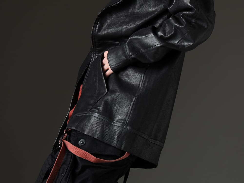 JULIUS / D .HYGEN 2023SS - Sophisticated fabric feel and brand worldview created by dyeing - 819CUM1-C(Front Zip Coating Sweat Hoodie) ST101-0823S-Brick(30/- Soft Cotton Jersey Cold Dye Belt Adjustable T-Shirt Brick) - 2-006