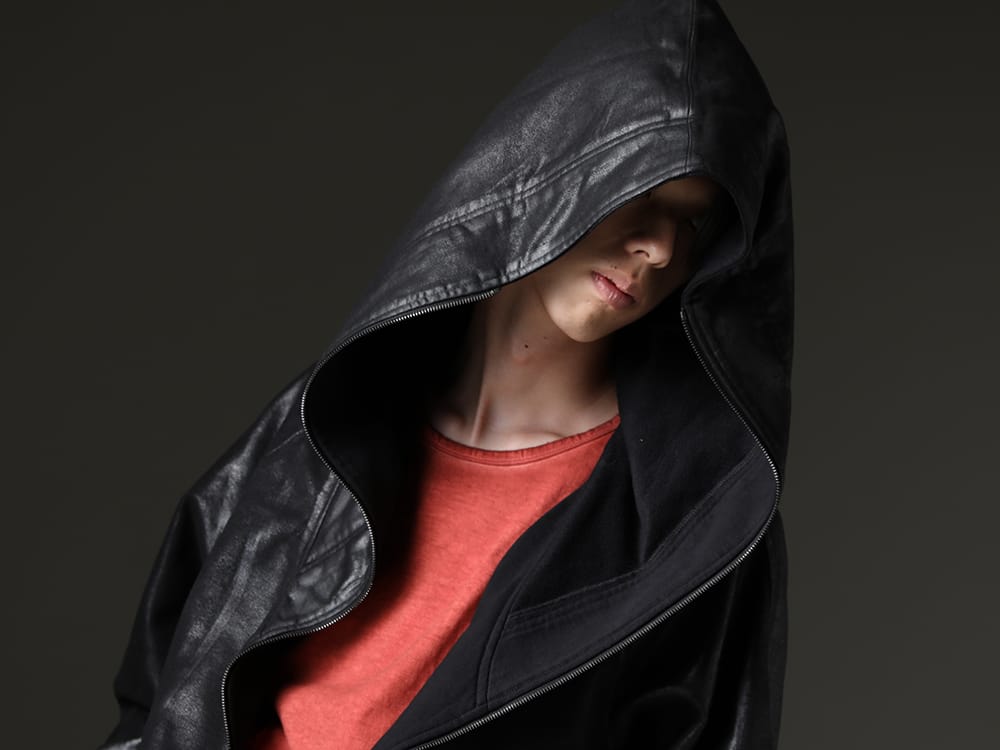 JULIUS / D .HYGEN 2023SS - Sophisticated fabric feel and brand worldview created by dyeing - 819CUM1-C(Front Zip Coating Sweat Hoodie) ST101-0823S-Brick(30/- Soft Cotton Jersey Cold Dye Belt Adjustable T-Shirt Brick) - 2-009