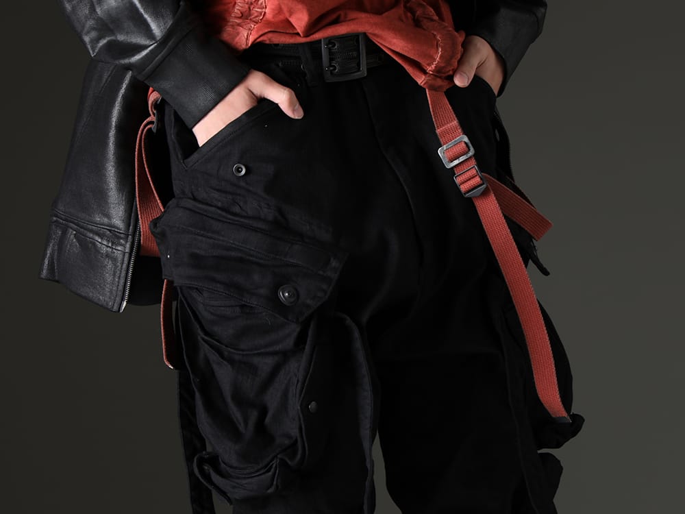 JULIUS 2023SS Multiplying iconic details - 818PAM15-BK(The R Limited 10.5oz Stretch Denim Gas Mask Cargo Pants) 819ACU1-black(Cow Leather Zipper Belt Black) - 3-004