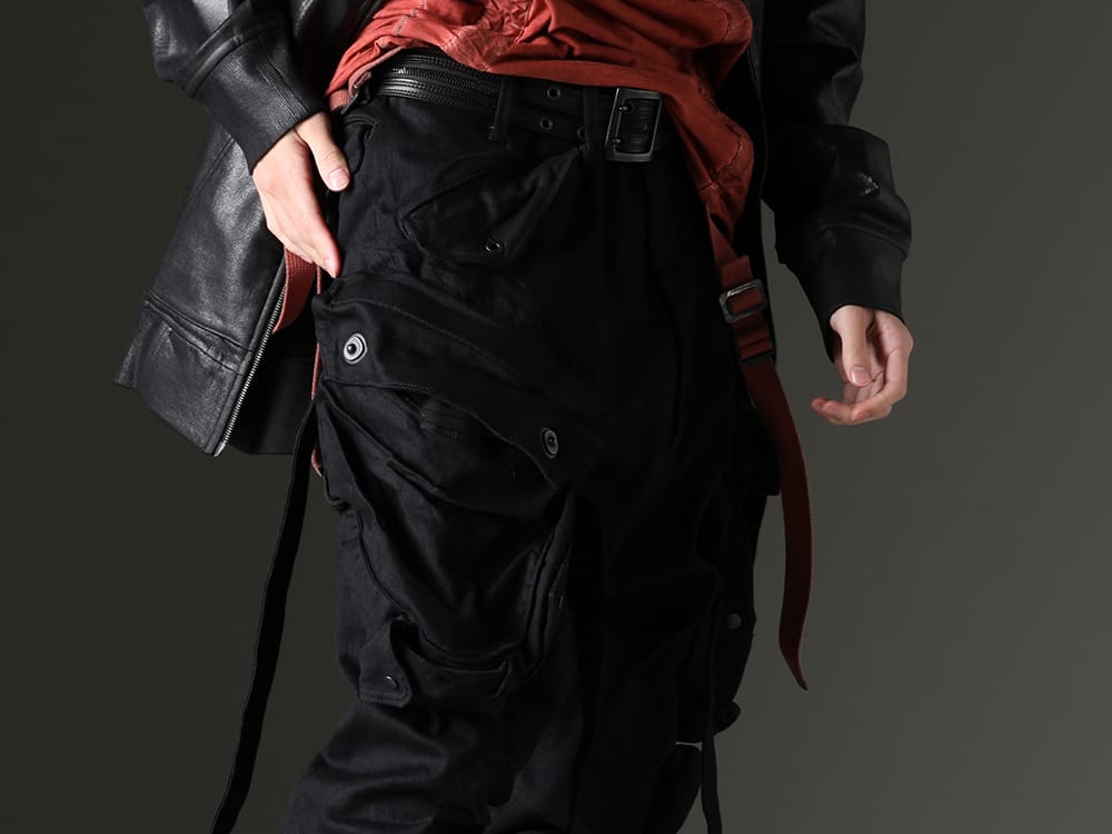 JULIUS 2023SS Multiplying iconic details - 818PAM15-BK(The R Limited 10.5oz Stretch Denim Gas Mask Cargo Pants) 819ACU1-black(Cow Leather Zipper Belt Black) - 3-005
