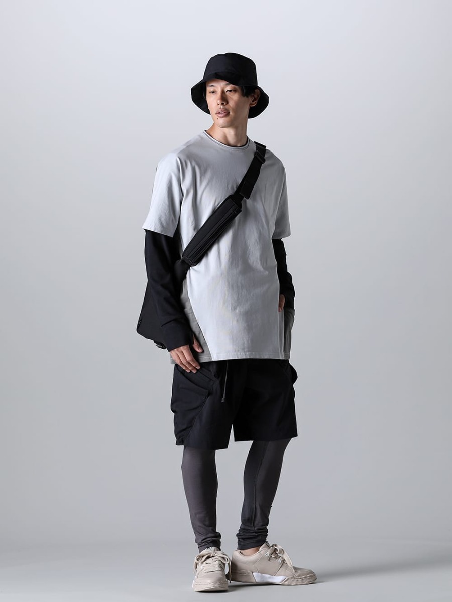 RIPVANWINKLE - リップヴァンウィンクル 2023SS スタイリング - RIPVANWINKLE ブランドミックス アクロニウム ハットスタイル テック系アイテムにバイカラードルマンをレイヤードしたハットスタイル - RW-547-L.Gray×Shark - ドルマンT ライトグレー × シャーク - RW-501-Black - トレイル L/S ブラック - SP29-M-Black - Nylon Stretch BDU Short Pant Black - FC3-WS - Field Cover Hat - A08FW702-Beige - パーカー- オリジナル ソール レザー ロートップ スニーカー Beige - RW-549 - ボディ バッグ 1-001