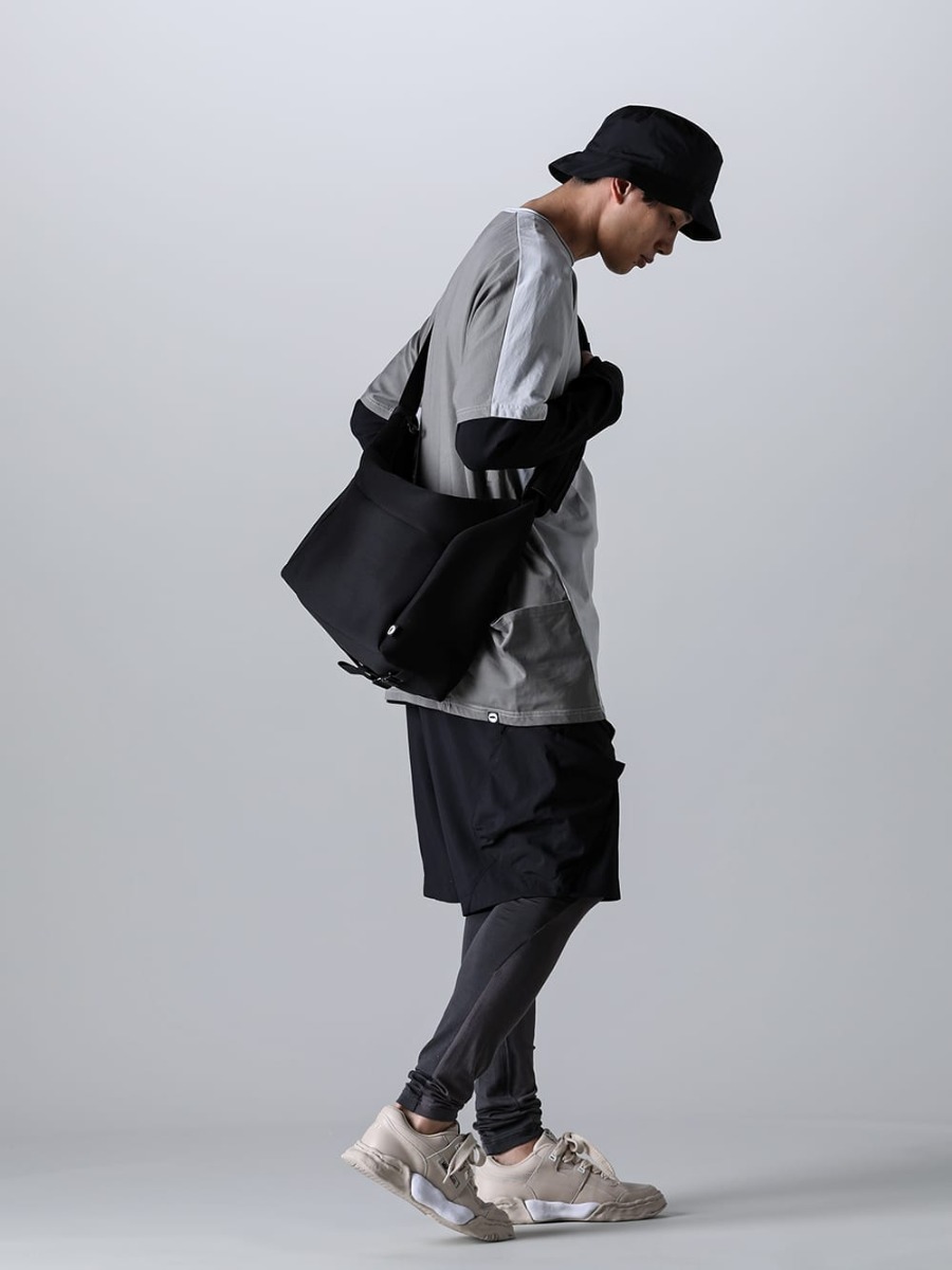 RIPVANWINKLE - リップヴァンウィンクル 2023SS スタイリング テック系アイテムにバイカラードルマンをレイヤードしたハットスタイル - RW-547-L.Gray×Shark - ドルマンT ライトグレー × シャーク - RW-501-Black - トレイル L/S ブラック - SP29-M-Black - Nylon Stretch BDU Short Pant Black - FC3-WS - Field Cover Hat - A08FW702-Beige - パーカー- オリジナル ソール レザー ロートップ スニーカー Beige - RW-549 - ボディ バッグ 1-003