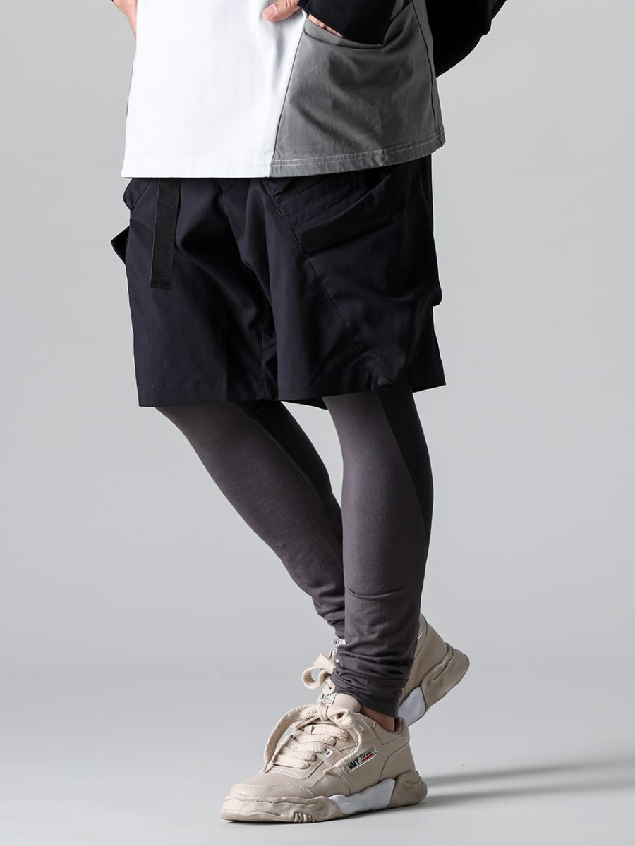 ACRONYM - アクロニウム 2023SS 画像の詳細(スタイリング全体の詳細) ACRONYM - アクロニウムからミリタリーデザインのナイロンストレッチ素材のショートパンツをセレクト SP29-M-Black - Nylon Stretch BDU Short Pant Black - RW-518-M.Gray × G.Gray - バイカラー レギンス マンガングレー × グラファイトグレー - A08FW702-Beige - パーカー- オリジナル ソール レザー ロートップ スニーカー Beige 3-001