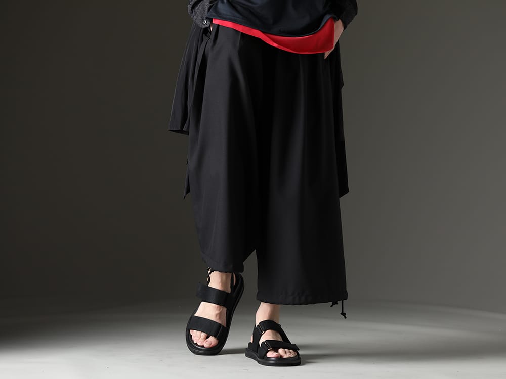 グラウンドワイ / ユマ・ワン 2023SS Ground Yが展開する定番のバルーンパンツ。 - GA-P04-100-Classic(バルーン パンツ ダブル サージ) US9561-Black(メンズ サンダル ブラック) - 4-001