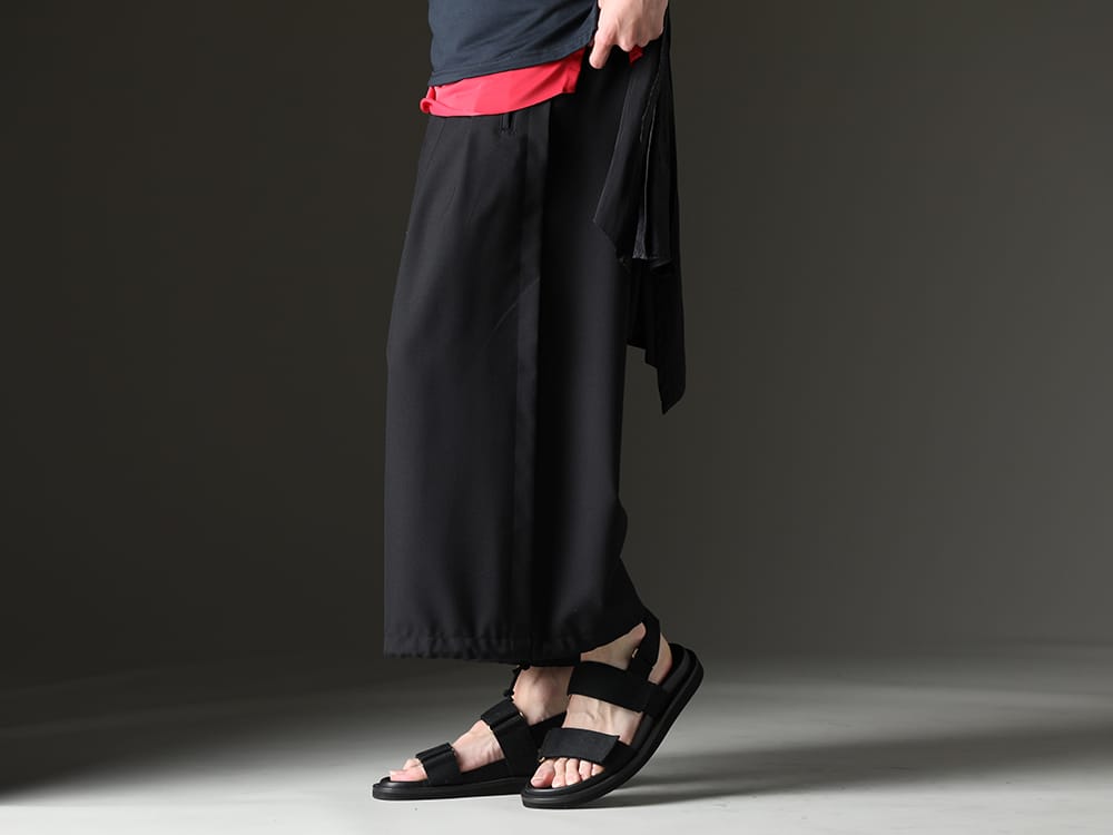 グラウンドワイ / ユマ・ワン 2023SS Ground Yが展開する定番のバルーンパンツ。 - GA-P04-100-Classic(バルーン パンツ ダブル サージ) US9561-Black(メンズ サンダル ブラック) - 4-002