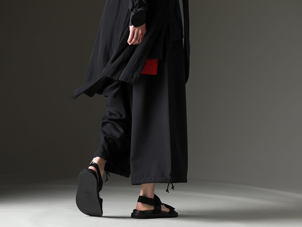 グラウンドワイ / ユマ・ワン 2023SS Ground Yが展開する定番のバルーンパンツ。 - GA-P04-100-Classic(バルーン パンツ ダブル サージ) US9561-Black(メンズ サンダル ブラック) - 3-003