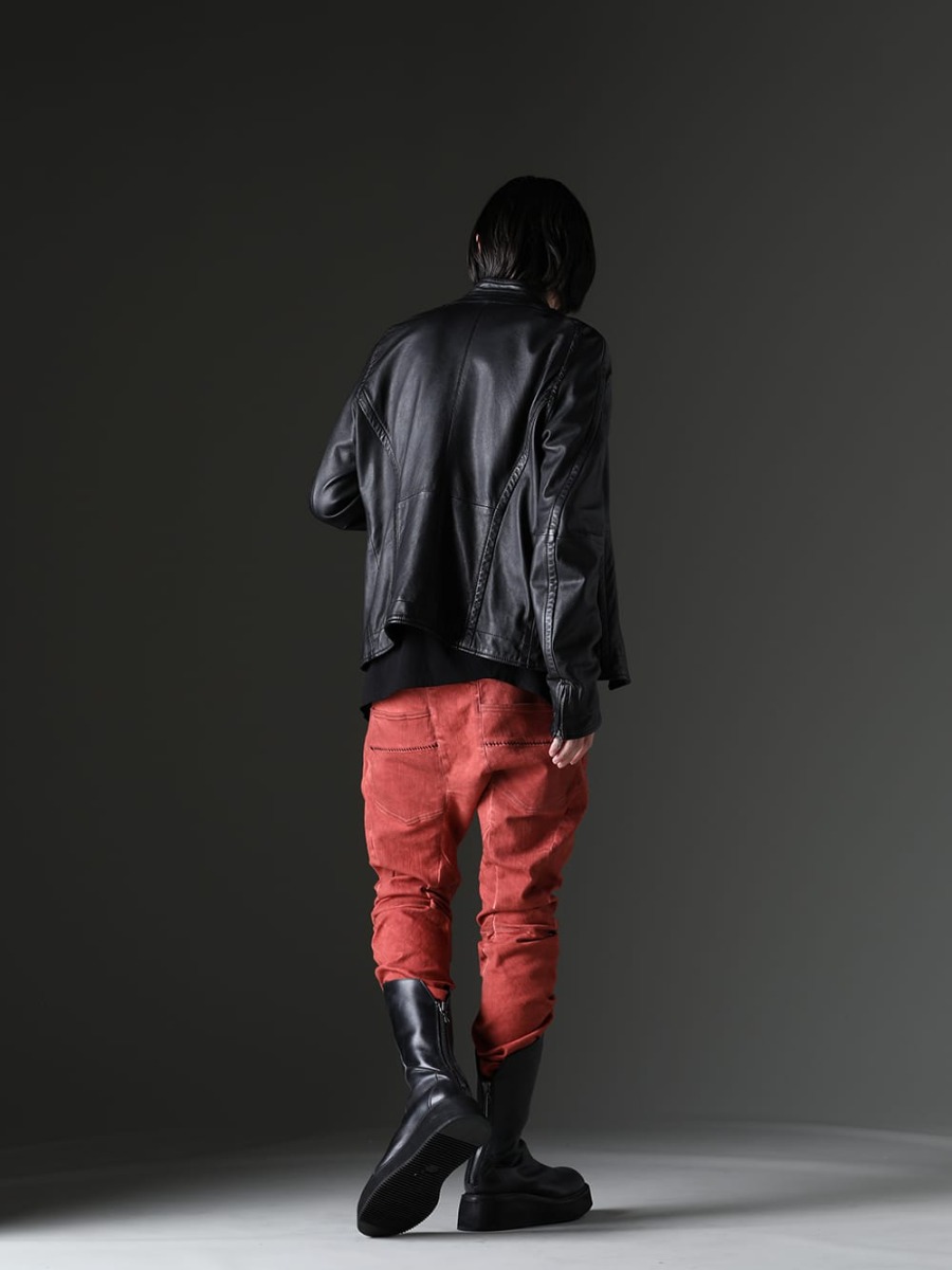 JULIUS - ユリウス / D.HYGEN - ディーハイゲン 2023SS - ハードな印象のアイテムを気軽に着こなす - 819BLM1(ラムレザー シームドジャケット) 787CUM3(DUSK ツイスト タック ショートスリーブTシャツ) ST107-0123S-Brick(ハイパーストレッチコットンデニムオーバーロックツイストカーブスリムパンツ ブリック) 817FWM2(カウレザー アーバンロングブーツ) - 1-003