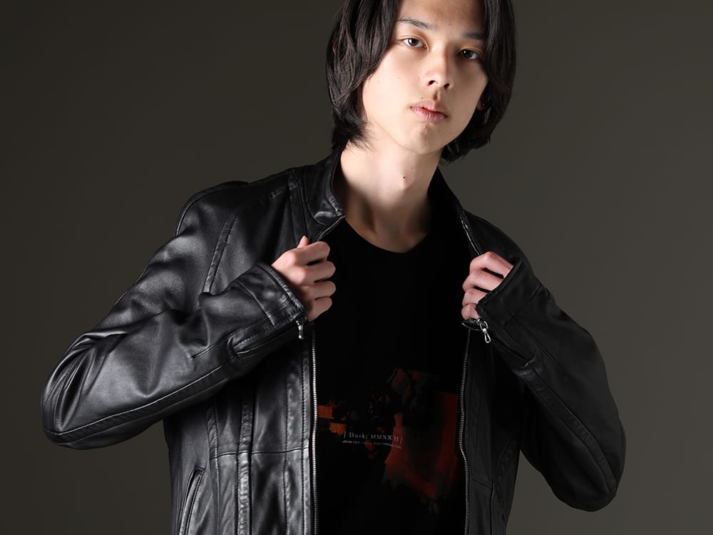 JULIUS - ユリウス 2023SS - 扱いやすいパターンメイクとデザインの両立 - 819BLM1(ラムレザー シームドジャケット) 787CUM3(DUSK ツイスト タック ショートスリーブTシャツ) - 2-004