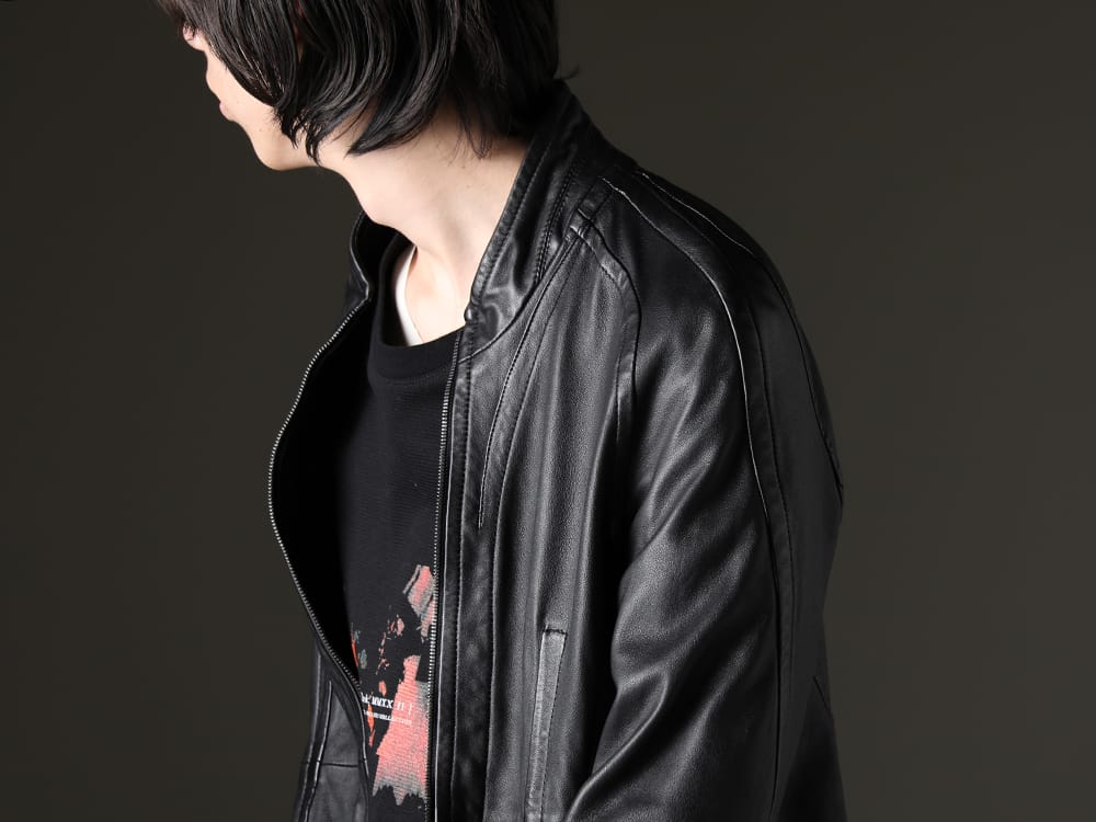 JULIUS - ユリウス 2023SS - 扱いやすいパターンメイクとデザインの両立 - 819BLM1(ラムレザー シームドジャケット) 787CUM3(DUSK ツイスト タック ショートスリーブTシャツ) - 2-005