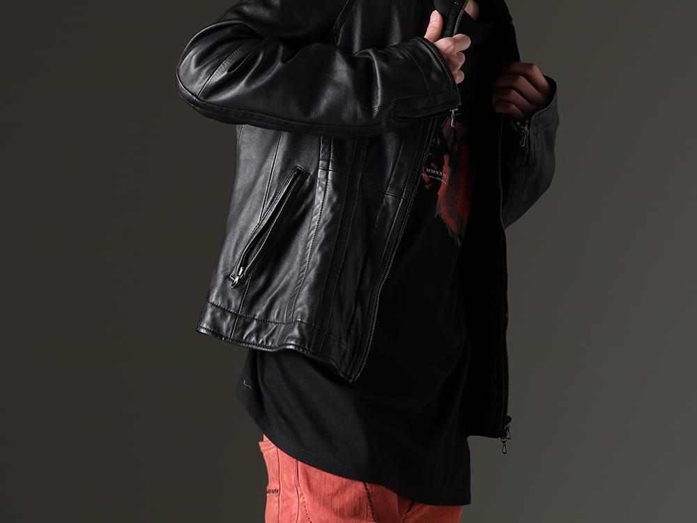 JULIUS - ユリウス 2023SS - 扱いやすいパターンメイクとデザインの両立 - 819BLM1(ラムレザー シームドジャケット) 787CUM3(DUSK ツイスト タック ショートスリーブTシャツ) - 2-006