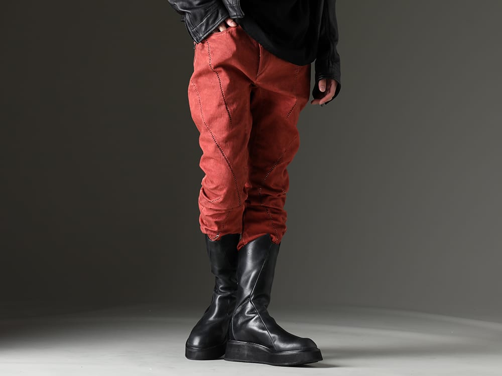D.HYGEN - ディーハイゲン / JULIUS - ユリウス 2023SS 統一感のある直線的なシームラインを施したアイテム - ST107-0123S-Brick(ハイパーストレッチコットンデニムオーバーロックツイストカーブスリムパンツ ブリック) 817FWM2(カウレザー アーバンロングブーツ) - 3-001