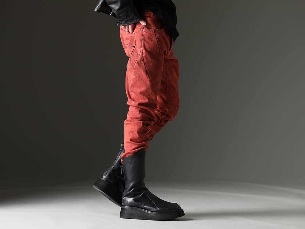 D.HYGEN - ディーハイゲン / JULIUS - ユリウス 2023SS 統一感のある直線的なシームラインを施したアイテム - ST107-0123S-Brick(ハイパーストレッチコットンデニムオーバーロックツイストカーブスリムパンツ ブリック) 817FWM2(カウレザー アーバンロングブーツ) - 3-002