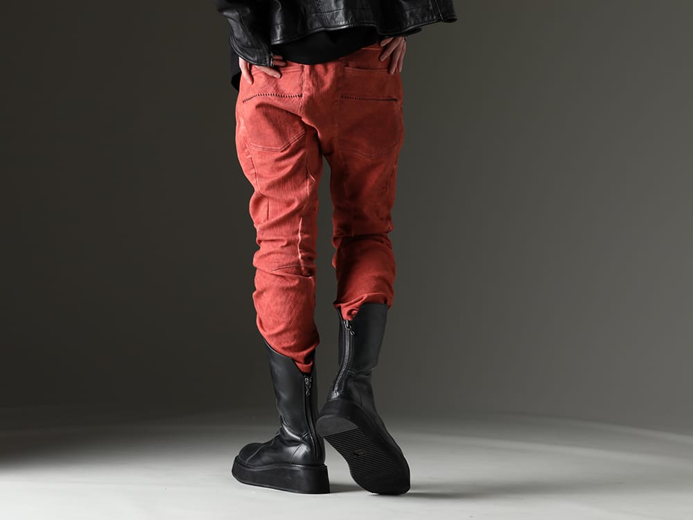 D.HYGEN - ディーハイゲン / JULIUS - ユリウス 2023SS 統一感のある直線的なシームラインを施したアイテム - ST107-0123S-Brick(ハイパーストレッチコットンデニムオーバーロックツイストカーブスリムパンツ ブリック) 817FWM2(カウレザー アーバンロングブーツ) - 3-003