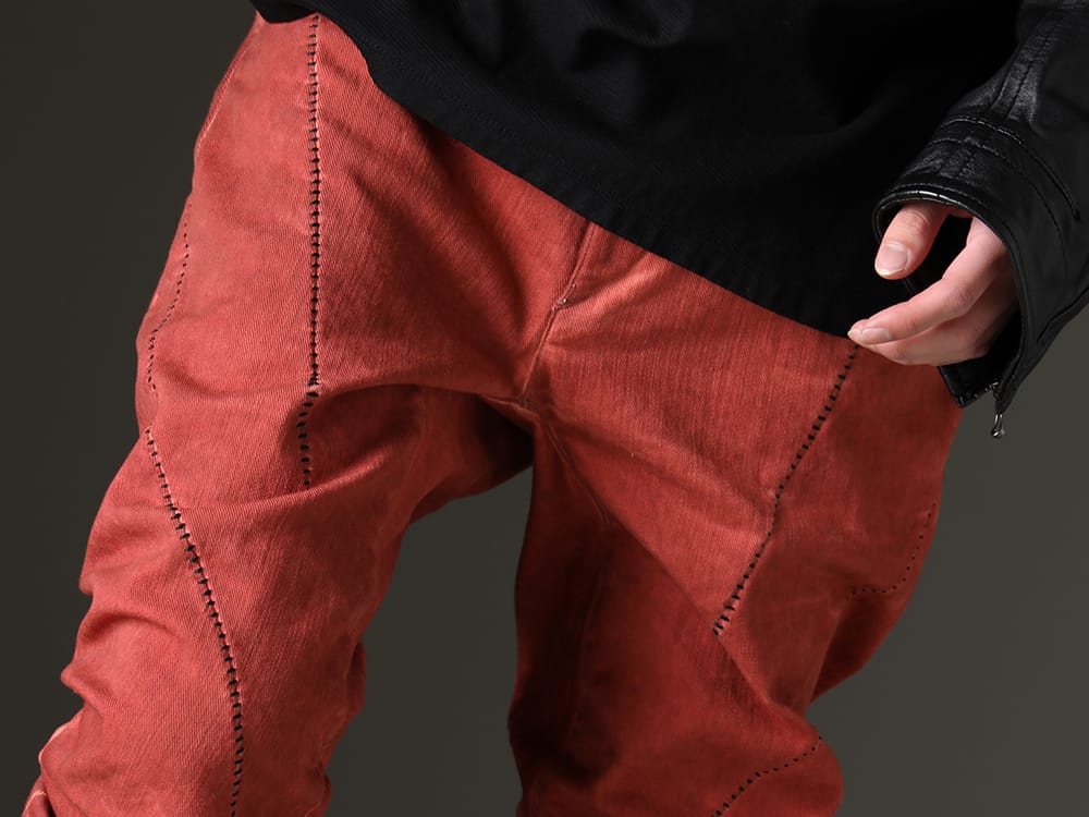 D.HYGEN - ディーハイゲン 2023SS 統一感のある直線的なシームラインを施したアイテム - ST107-0123S-Brick(ハイパーストレッチコットンデニムオーバーロックツイストカーブスリムパンツ ブリック) - 3-004