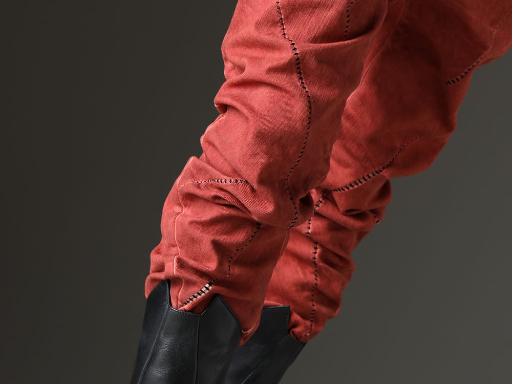 D.HYGEN - ディーハイゲン 2023SS 統一感のある直線的なシームラインを施したアイテム - ST107-0123S-Brick(ハイパーストレッチコットンデニムオーバーロックツイストカーブスリムパンツ ブリック) - 3-005