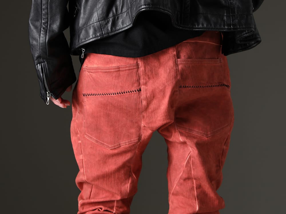 D.HYGEN - ディーハイゲン 2023SS 統一感のある直線的なシームラインを施したアイテム - ST107-0123S-Brick(ハイパーストレッチコットンデニムオーバーロックツイストカーブスリムパンツ ブリック) - 3-006