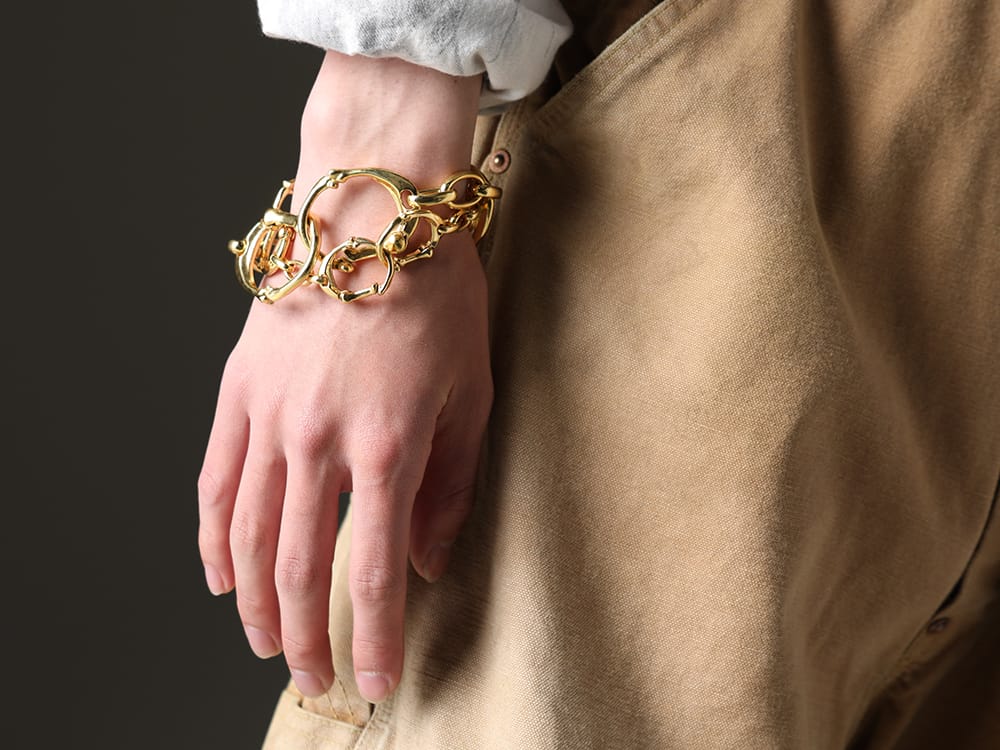 タカヒロミヤシタザソロイスト 2023SS - デザイン性の高いグラフィックシャツとワークらしさを落とし込んだオーバーオール - sa.0037SS23-Gold(ボーンシェイプドカラビナブレスレット-L- ゴールド) sa.0036SS23-Gold(ボーンシェイプドカラビナブレスレット-S- ゴールド) - 2-005