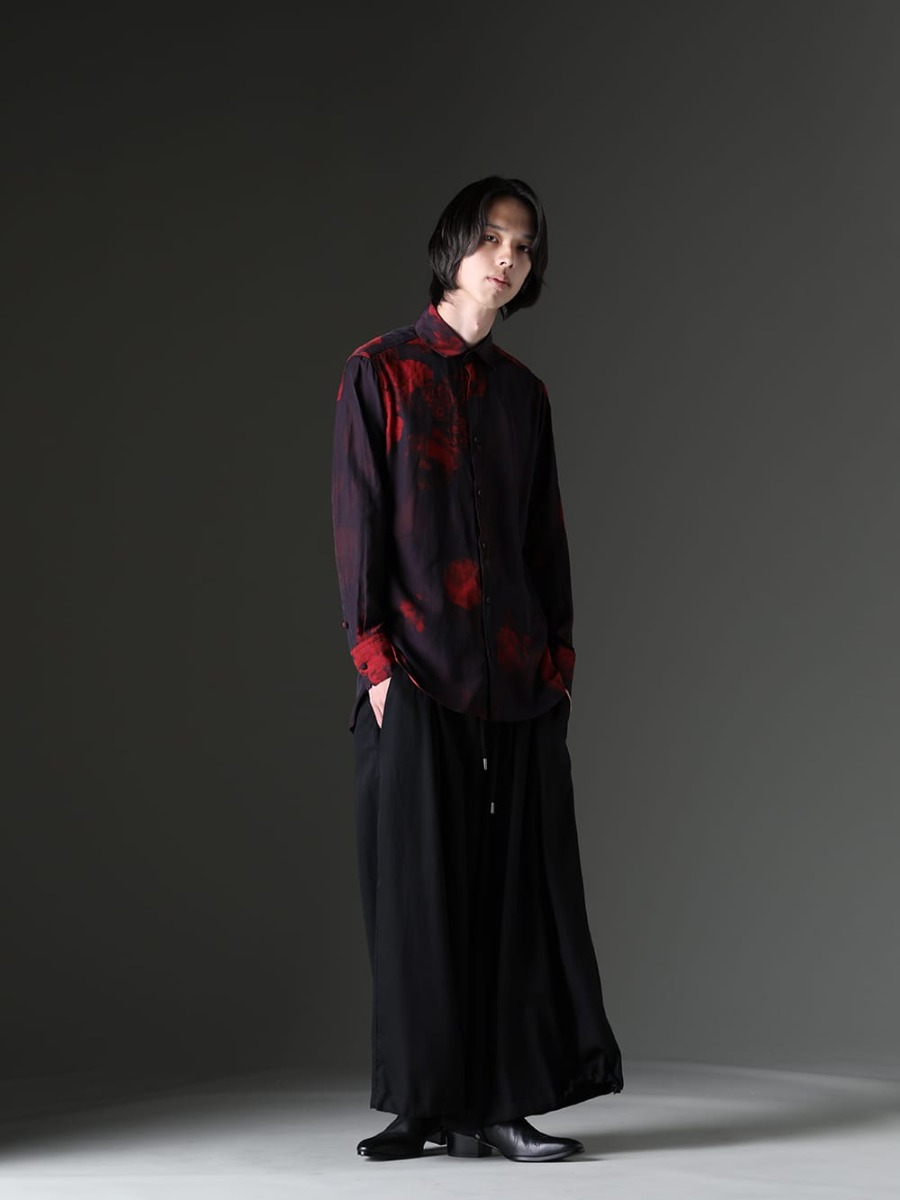 kiryuyrik / GalaabenD 2023SS Styling - Coordinates with kiryuyrik's wide pants to give a mode look. - The A-line silhouette gives the styling a mode feel. - KP-HB16-901-black-red(Shirt Black & Red) KP-HP43-907(Sharring Wide Tuck Slacks) 87115902(Harness Ring Boots) - 1-001